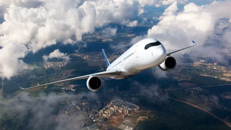 Commercial airplane representing the Amadeus airline shopping solution